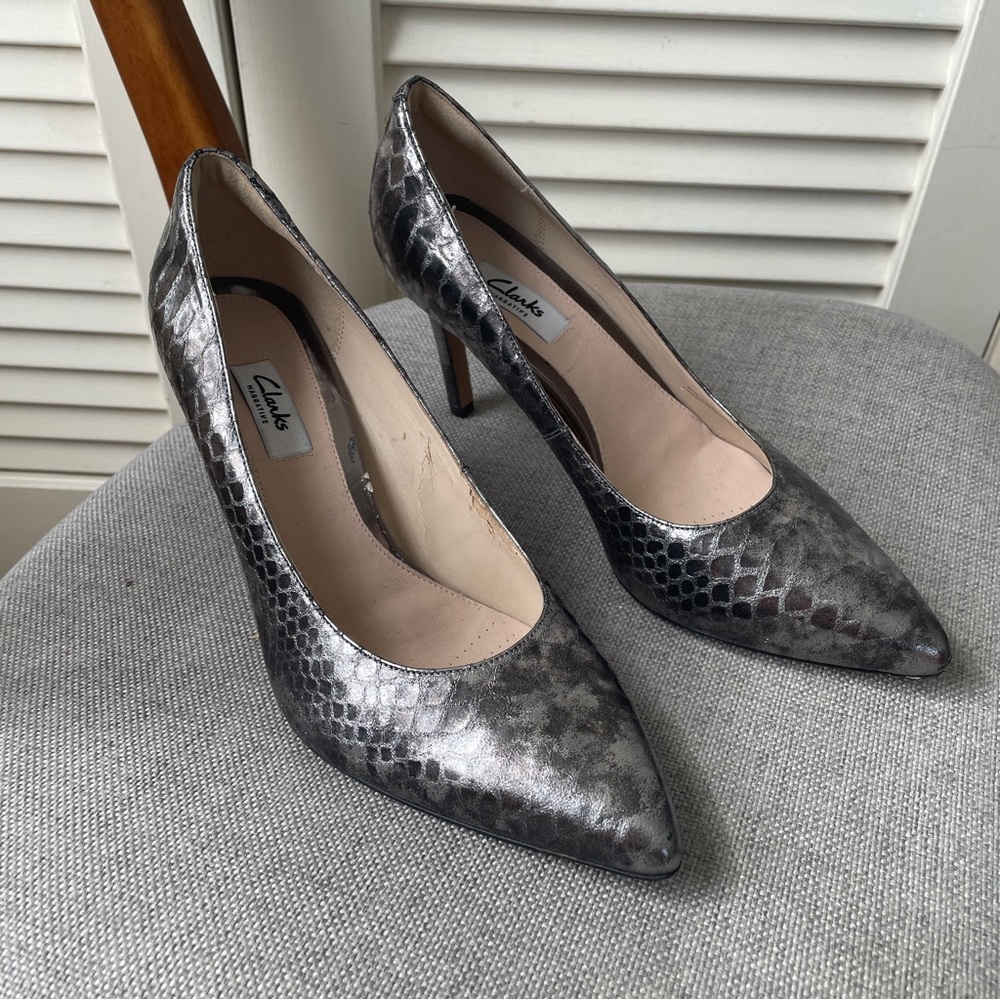 Clarks Dinah Keer Silver Metallic Snakeskin Pump Keels 9.5